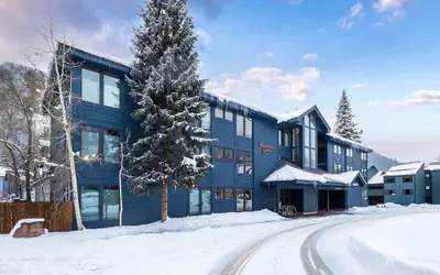 Hidden Gem, 4 Min To Lift 7 Garage, Hot Tub, Lux Kitchen, Big + Bright 4 Bedroom Condo by RedAwning