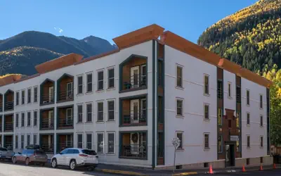 Perfect Location! King Bed, Full Kitchen, Walk To Gondola 2 Bedroom Condo by RedAwning