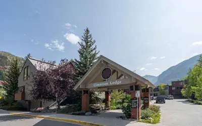 Lift 7 Ski In/out Hot Tub, Ski Locker, Garage Parking + Shuttle To Gondola 2 Bedroom Condo by RedAwning