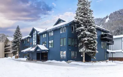 West End Walk To Lift 7 Hot Tub, Parking, Open Kitchen + Living Space 2 Bedroom Condo by RedAwning