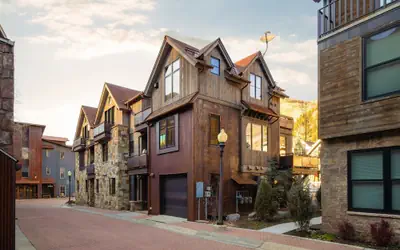 Luxury Townhome On Depot. 3 Mins Walk To Main St/gondola. Heated Garage, Private Roof Top Hot Tub. 4 Bedroom Townhouse by RedAwning
