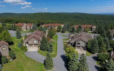 Seven Springs Sunridge 2 Bedroom Deluxe Condo, Ski-In/Out! by RedAwning