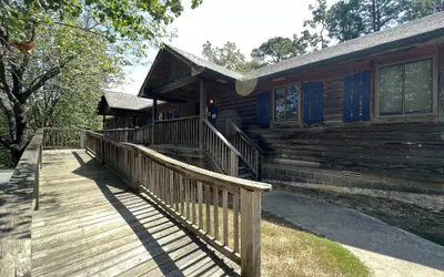 Lake view two bedroom, two bath Harbor North luxury cottage with private hot tub overlooking Lake Ouachita. by RedAwning