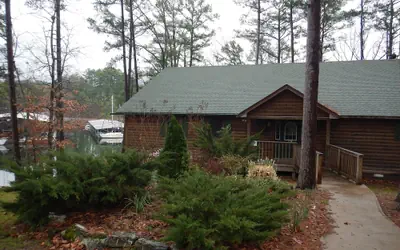 Lake view three bedroom, three bath Harbor North luxury cottage with private hot tub overlooking Lake Ouachita. by RedAwning