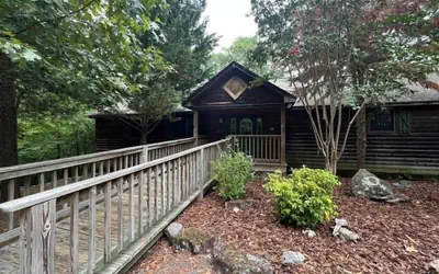 Lake view three bedroom, three bath cottage with private hot tub overlooking Lake Ouachita. by RedAwning