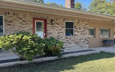 Two bedroom House with fenced in yard, covered patio area, located at the Joplin Inn at the entrance to Mountain Harbor, just 1 1/2 miles from Lake Ouachita. by RedAwning