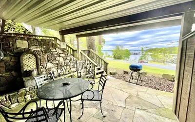 SU15, Spacious studio with full kitchen, dining table and rock patio overlooking Lake Ouachita. by RedAwning