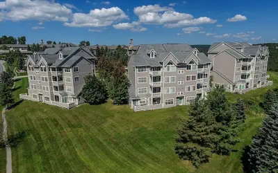 Seven Springs Stonegate 2 Bedroom Condo, Ski-In/Out, Sleeps 8! by RedAwning