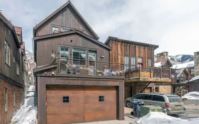330 W Pacific B 3 Bedroom Townhouse by RedAwning