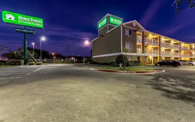 HomeTowne Studios by Red Roof Dallas - Mesquite