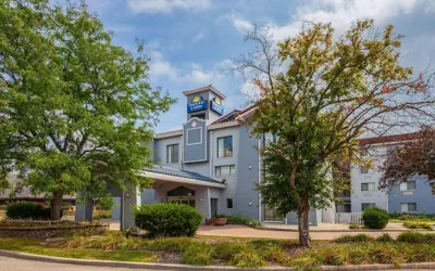 Days Inn & Suites by Wyndham Arlington Heights