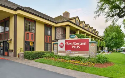 Best Western Plus Raffles Inn & Suites