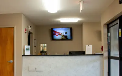 Brentwood Inn & Suites