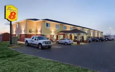 Super 8 by Wyndham Lees Summit