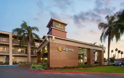 La Quinta Inn & Suites by Wyndham Orange County Airport
