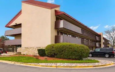 Super 8 by Wyndham Deerfield/Northbrook