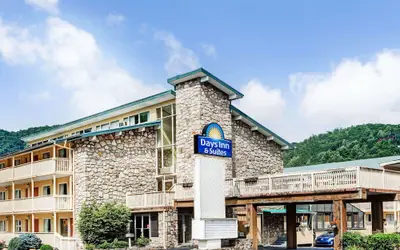 Days Inn & Suites by Wyndham Downtown Gatlinburg Parkway