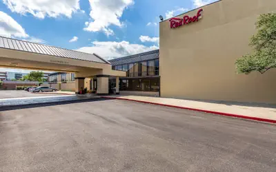 Red Roof Inn PLUS+ & Suites Houston - IAH Airport SW