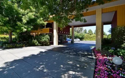 Days Inn & Suites by Wyndham Mountain View