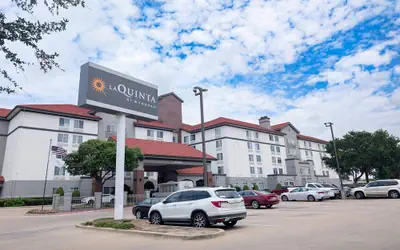 La Quinta Inn & Suites by Wyndham DFW Airport South / Irving
