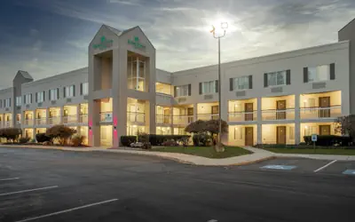 HomeTown Inn by Red Roof East Syracuse