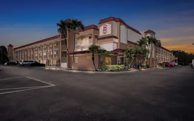 Red Roof Inn PLUS+ & Suites Naples Downtown-5th Ave S