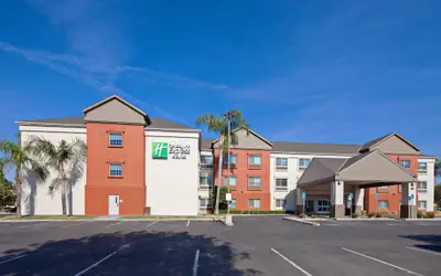 Holiday Inn Express & Suites Tulare by IHG