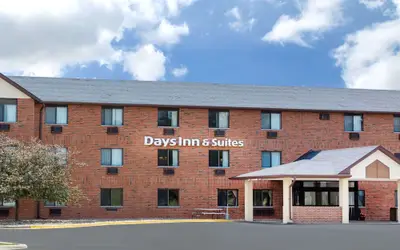 Days Inn & Suites by Wyndham Des Moines Airport