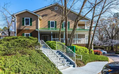 HomeTowne Studios by Red Roof Atlanta - Norcross Downtown