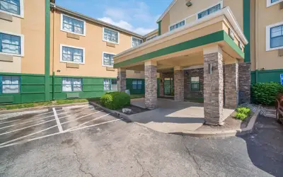 HomeTowne Studios by Red Roof St. Louis - Airport/ N Lindbergh