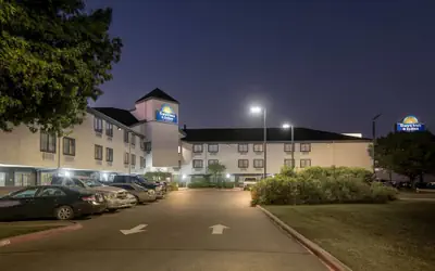 Days Inn & Suites by Wyndham DeSoto