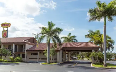 Super 8 by Wyndham Riviera Beach West Palm Beach