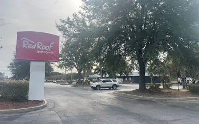 Red Roof Inn & Suites Hinesville