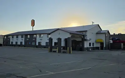 Super 8 by Wyndham Newton