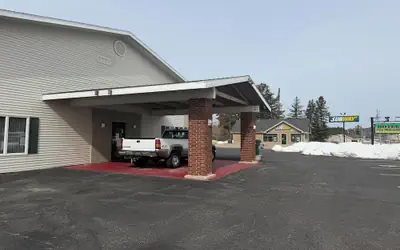 Iron Mountain Inn & Suites MI US 2