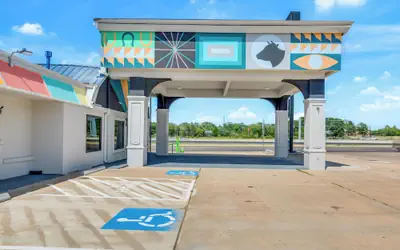 Hotel McCoy College Station - Art, Libations, Pool Society