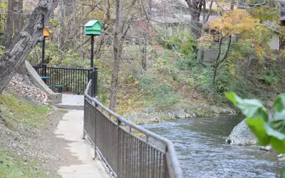 Econo Lodge Inn & Suites On The River