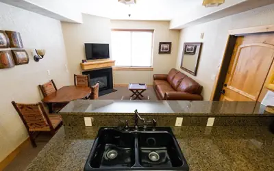Silverado Lodge - 1 BR Suite, King Bed & Pool View by RedAwning