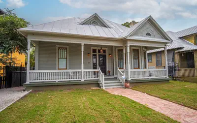 Exquisite Studio Guesthouse Near Downtown's Core!