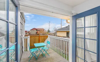 Walk to the waterfront The Hobbit House