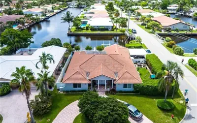 Luxe 4BR Waterfront w Htd Pool 5min to Beach