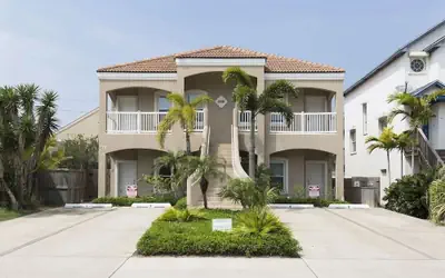Dom's Beach Retreat 2 Bedroom Home by RedAwning