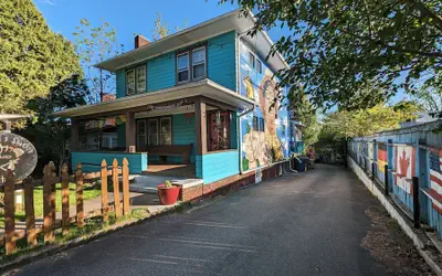 Bon Paul & Sharky's Youth Hostel