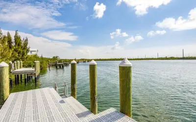 Aquaria House by Brightwild Pool Boat Dock