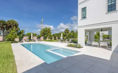 Brand New Catchlight House With Private Pool