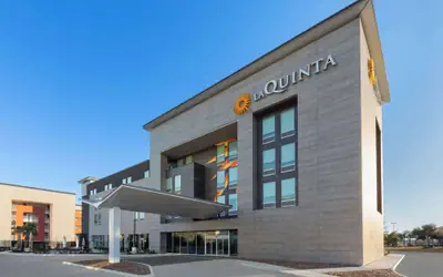 La Quinta Inn & Suites By Wyndham San Antonio At The Rim