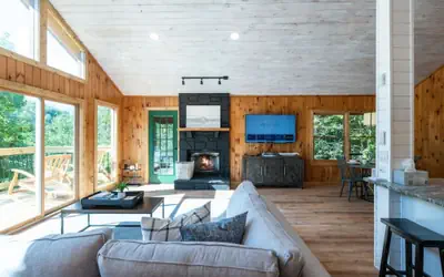 Pet-friendly Hot Tub Soaker Tub Grill Full Kitchen