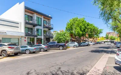 Heart of Old Town Full GYM Walkable to Everything