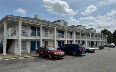 Brentwood Inn & Suites