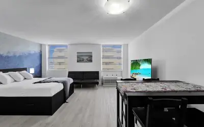 Ocean Dr 1BR Miami Beach Getaway